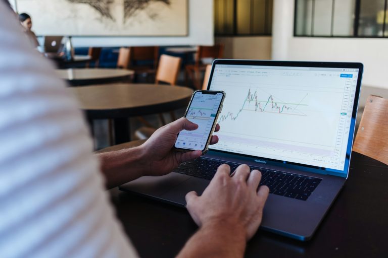 Forex trading | Photo by Jason Briscoe @ Unsplash