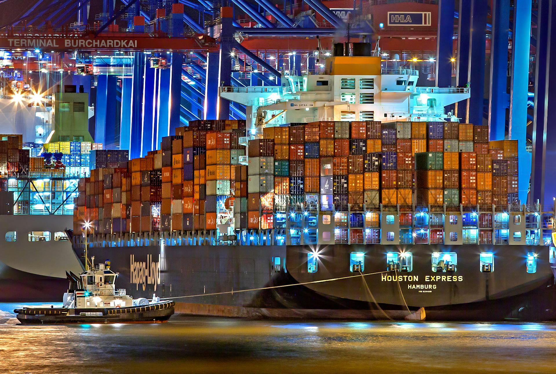 Shipping containers @ Pexels