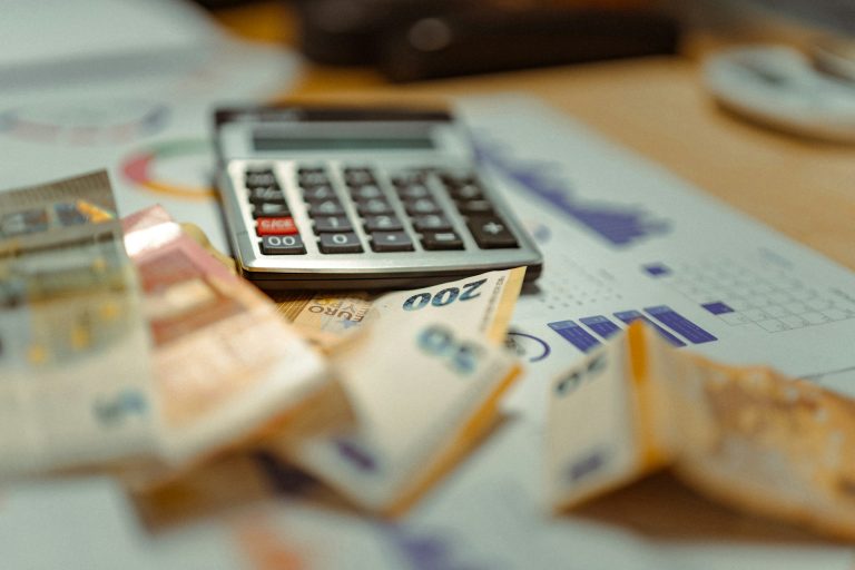 Banknotes. Foreign direct investment (FDI) Photo by Jakub Żerdzicki @ Unsplash