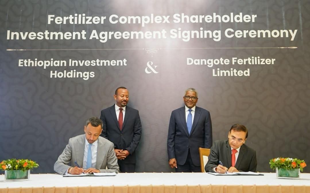Prime Minister Abiy Ahmed of Ethiopia and Aliko Dangote witnessing the signing. Image courtesy of the Office of the Prime Minister – Ethiopia.