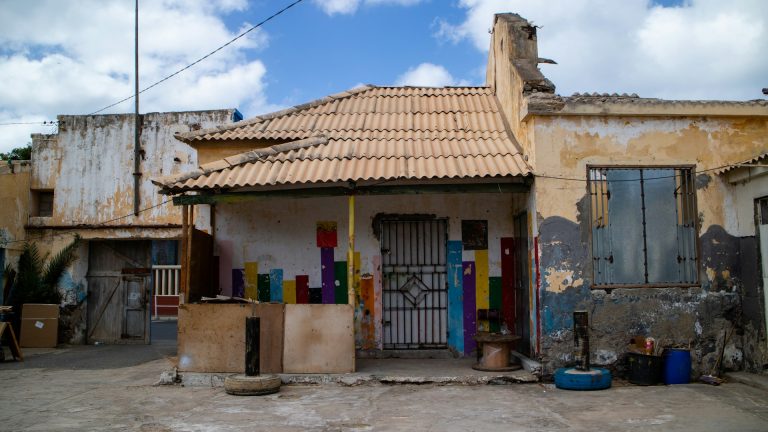 A typical African house. Photo by Kristin Wilson @ Unsplash