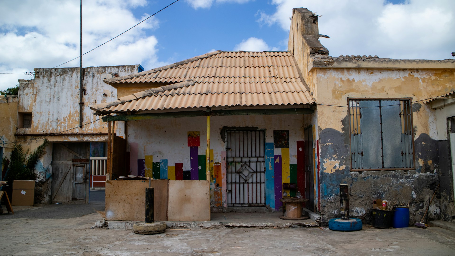 A typical African house. Photo by Kristin Wilson @ Unsplash