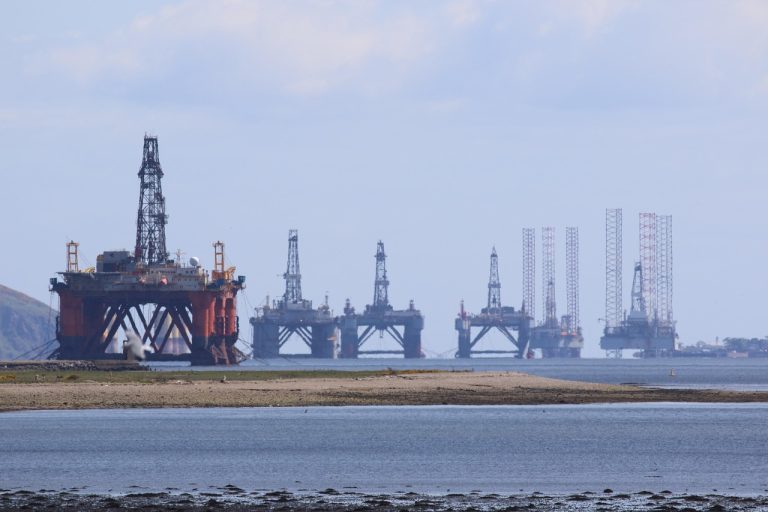 Oil rig. Photo @ Pixabay