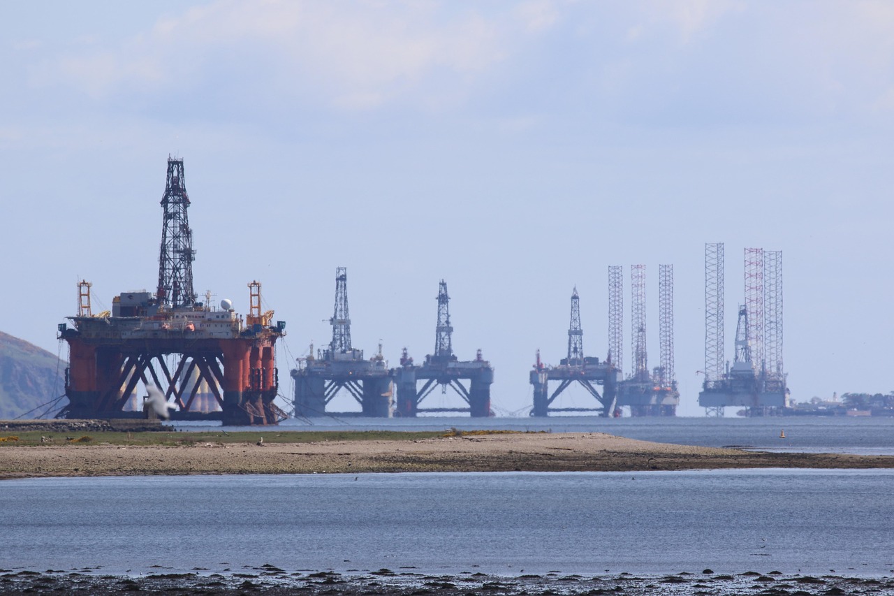 Oil rig. Photo @ Pixabay