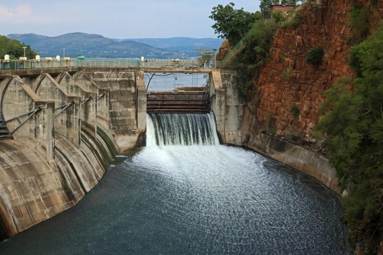 Dam sluice gate. Photo by Lynn Greyling @ Pixabay