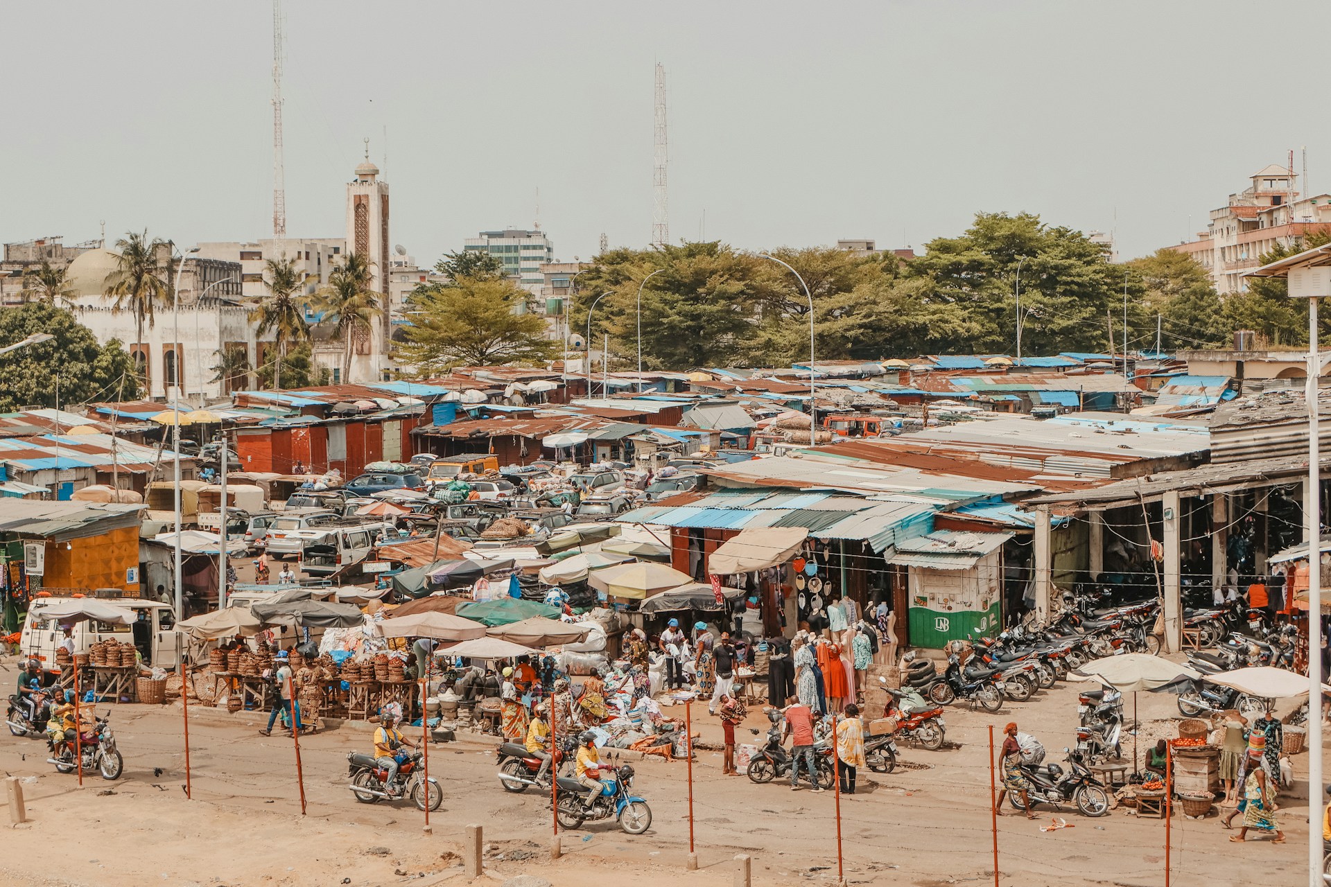 A bustling marketplace in Benin. Photo by Greg Keelen @ Unsplash