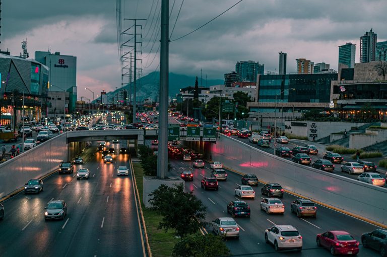 Heavy traffic situation. Image by Cristhian Adame @ Pixabay