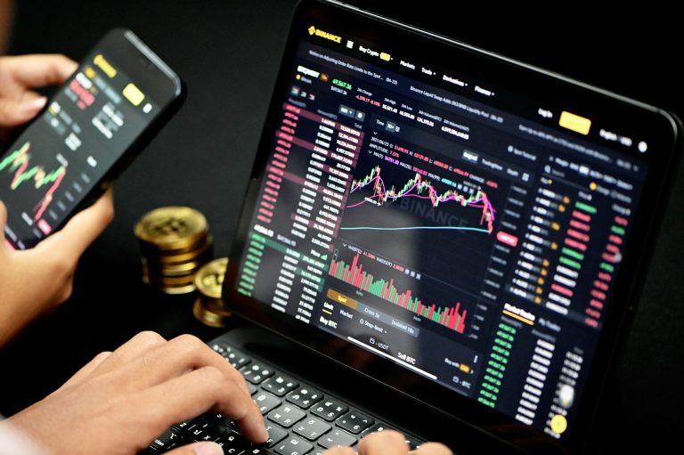 Investors trading cryptocurrency on Binance. Photo @ Unsplash