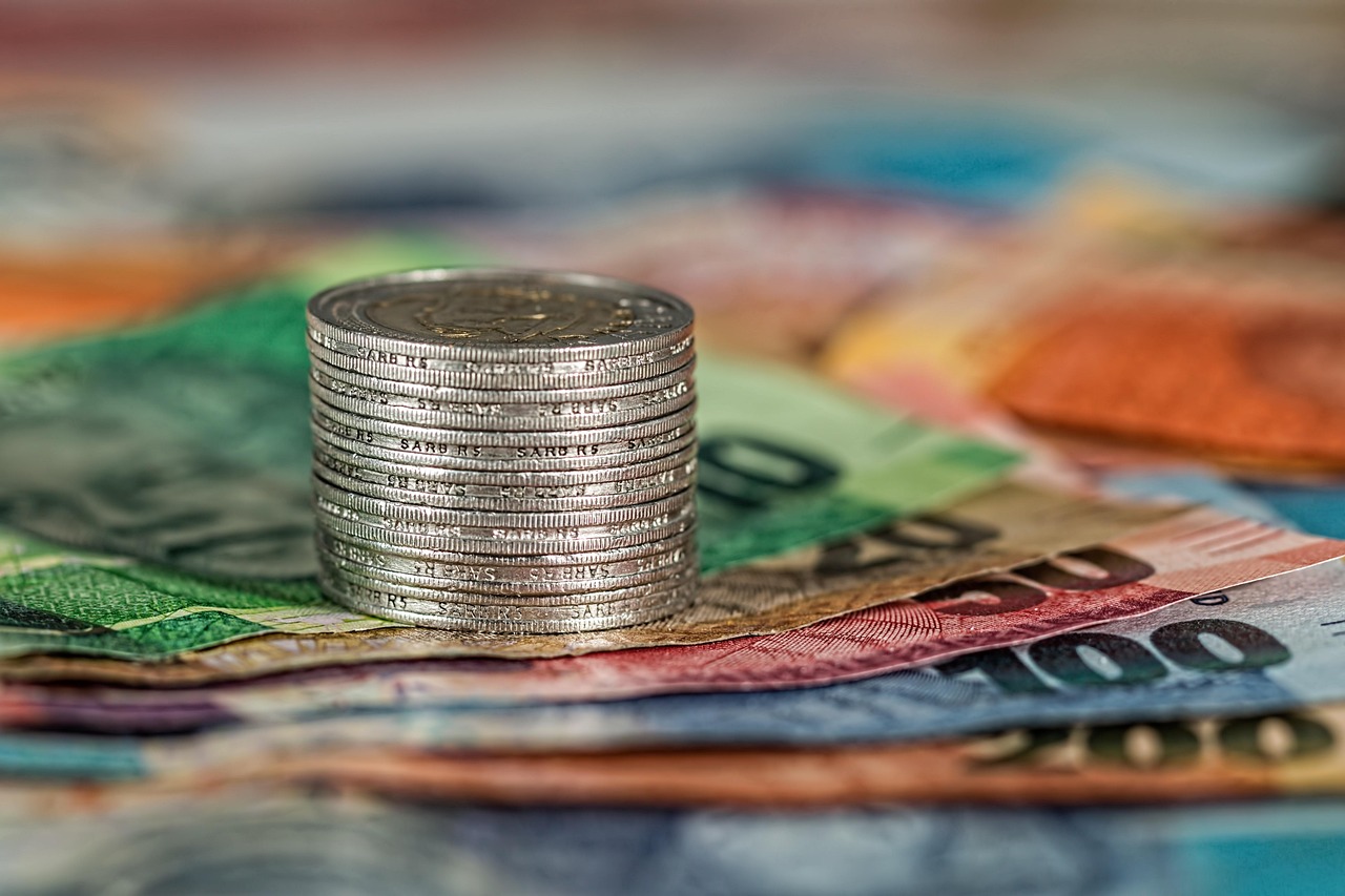 Bank notes and coins. Photo by Steve Buissinne @ Pixabay