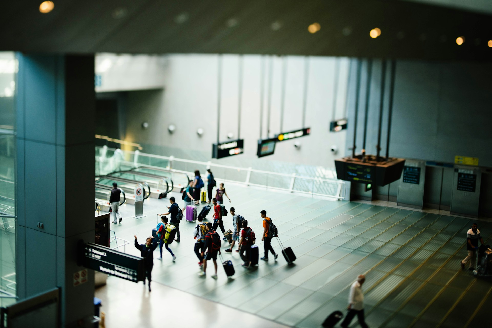 Airport interior travelers. Photo @ Unsplash