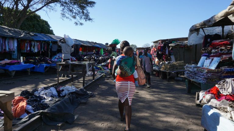 Makkala nguzu Market, Choma, Zambia. Photo by Seiko Yamada @ Unsplash