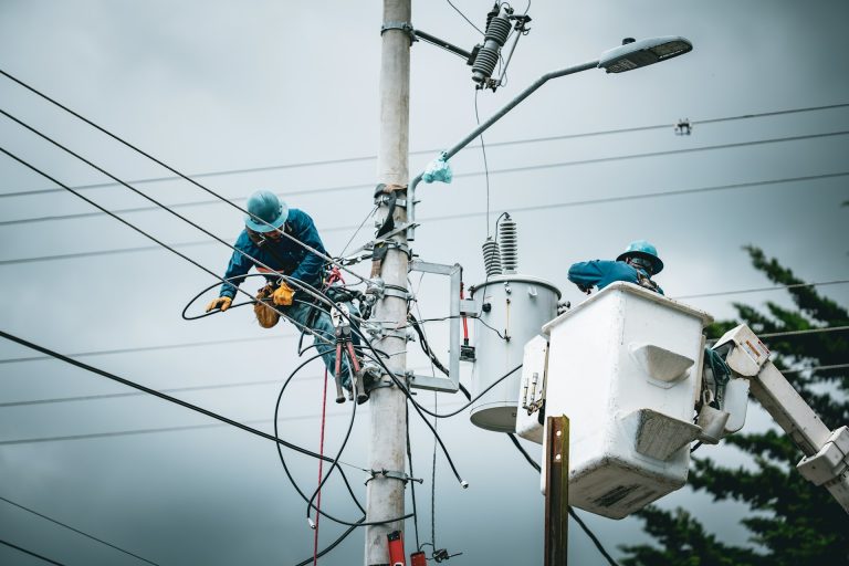 Maintenance of electricity transmission lines. Photo by Mario Spencer @ Unsplash
