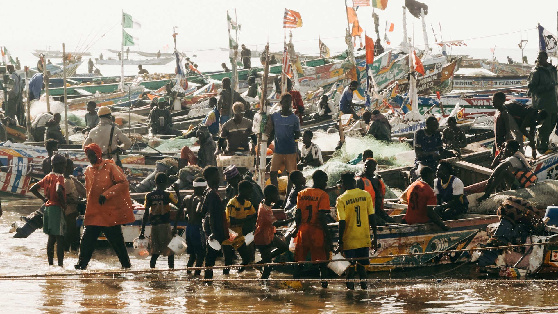 Fishermen in Senegal busy at shore. Photo by Thomas de LUZE @ Unsplash