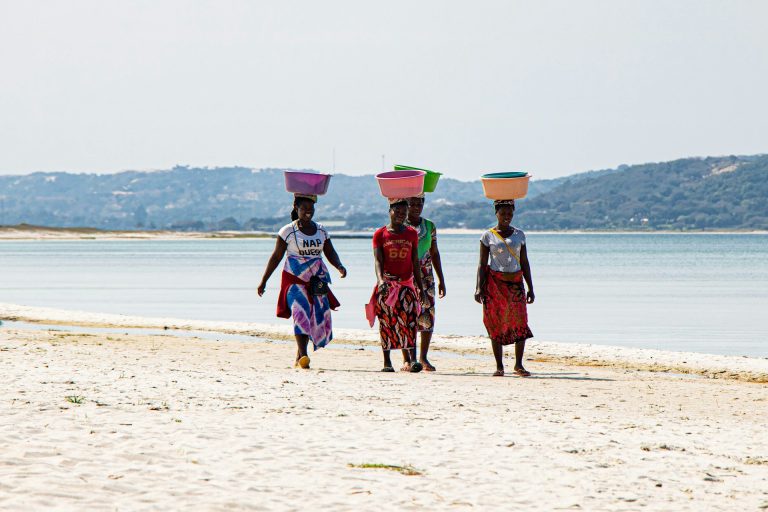 Mozambique fisherwomen. Photo by Antonella Ragazzoni @ Unsplash