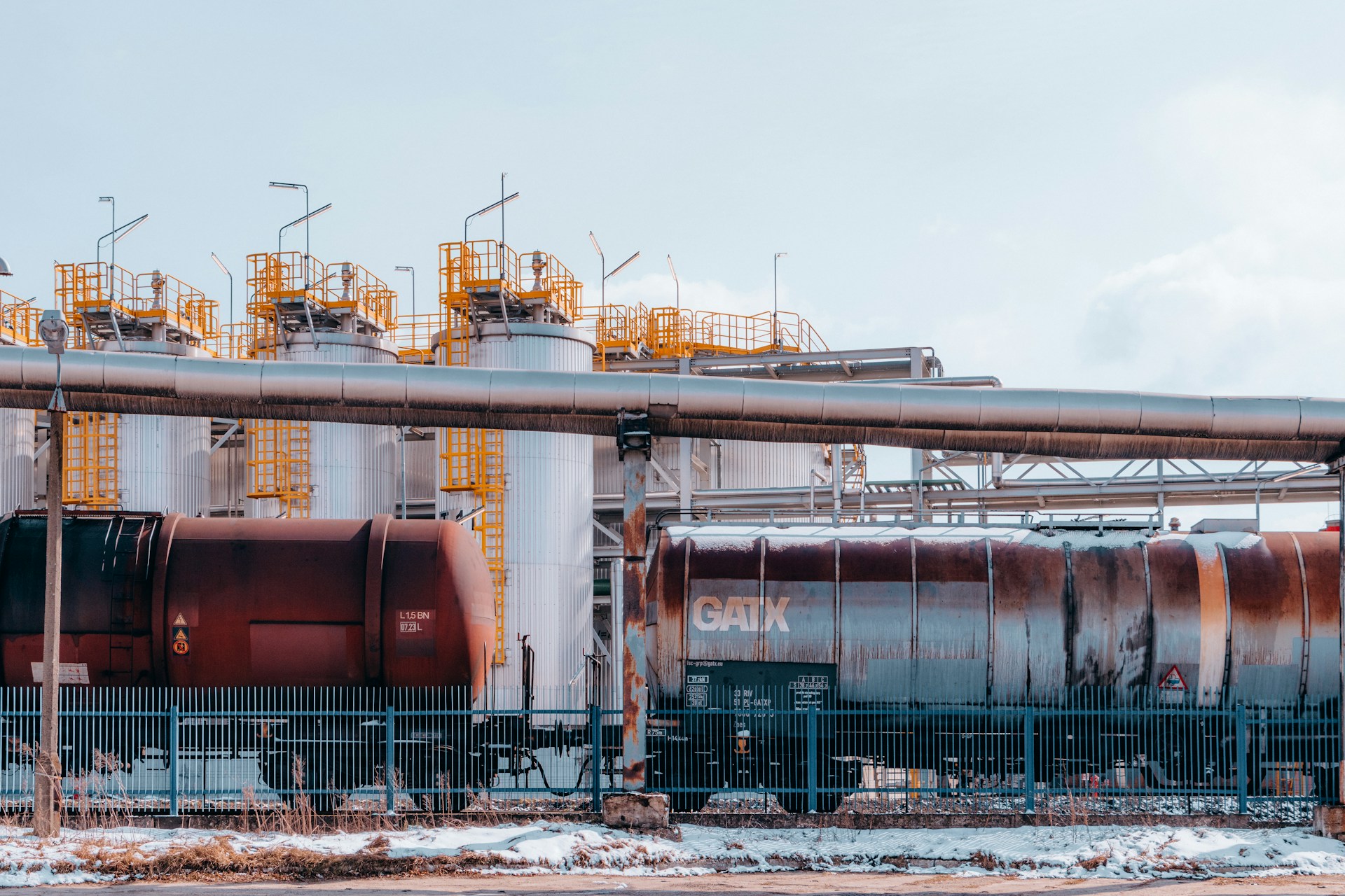 Oil train. Photo by Jakub Pabis @ Unsplash