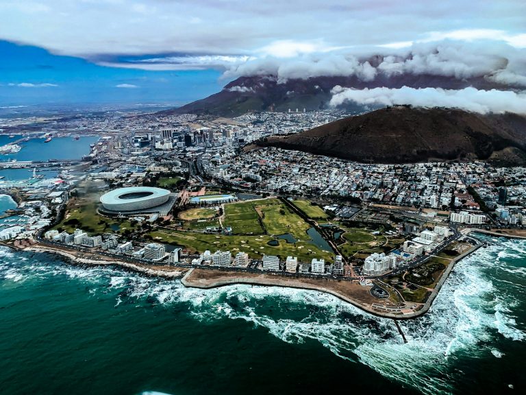 A view of Cape Town. Photo by Sharaan Marvin @ Unsplash