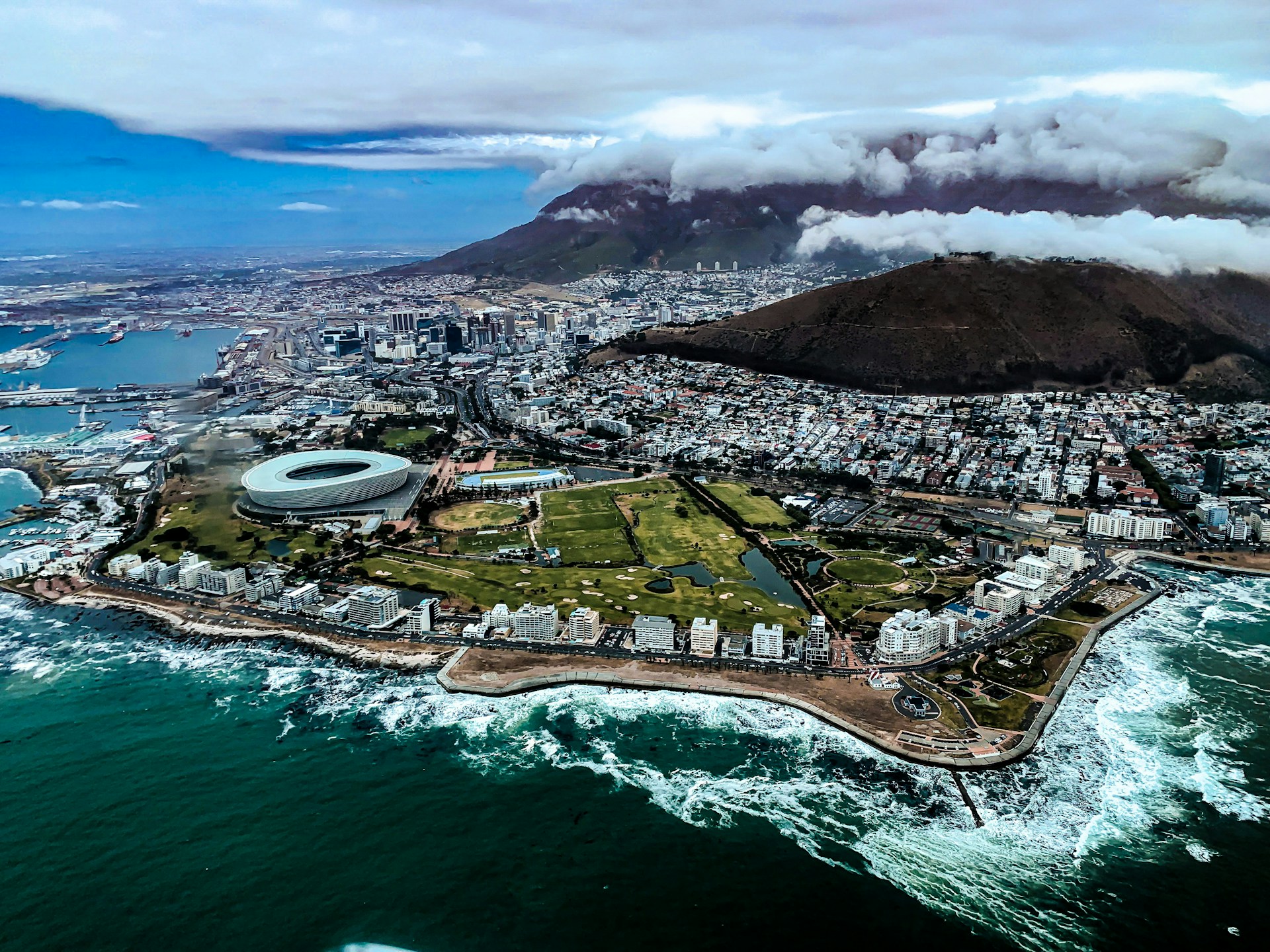 A view of Cape Town. Photo by Sharaan Marvin @ Unsplash