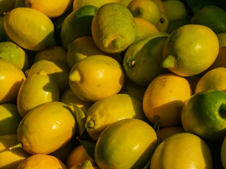 Fresh lemons at the market. Photo by Engin Akyurt @ Unsplash