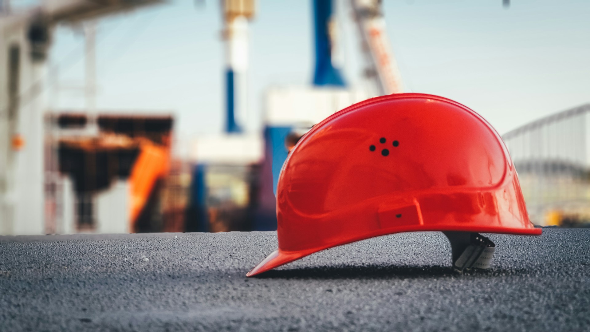 Safety helmet at an oil field. Photo by Ümit Yıldırım @ Unsplash