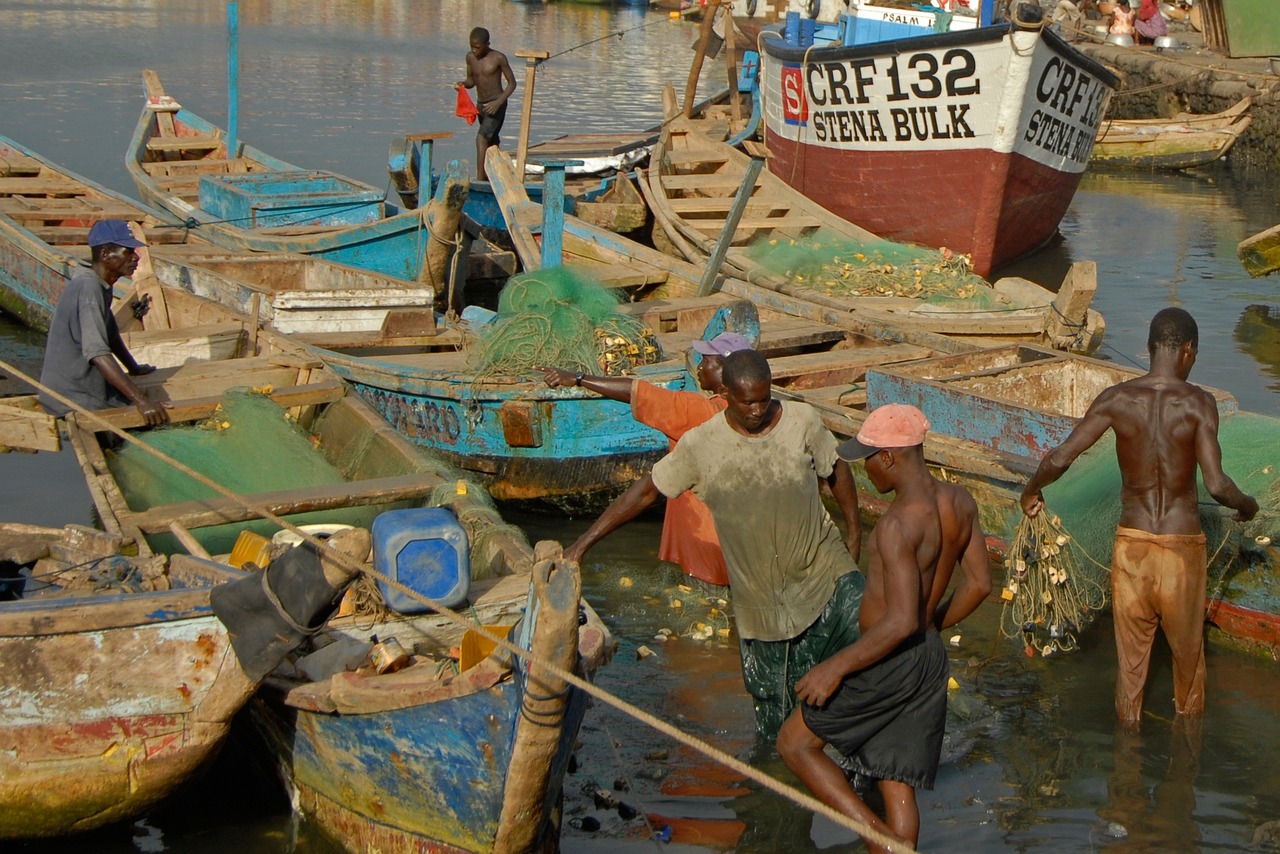 Fishermen at shore in Ghana. Photo by Herbert Bieser @ Pixabay