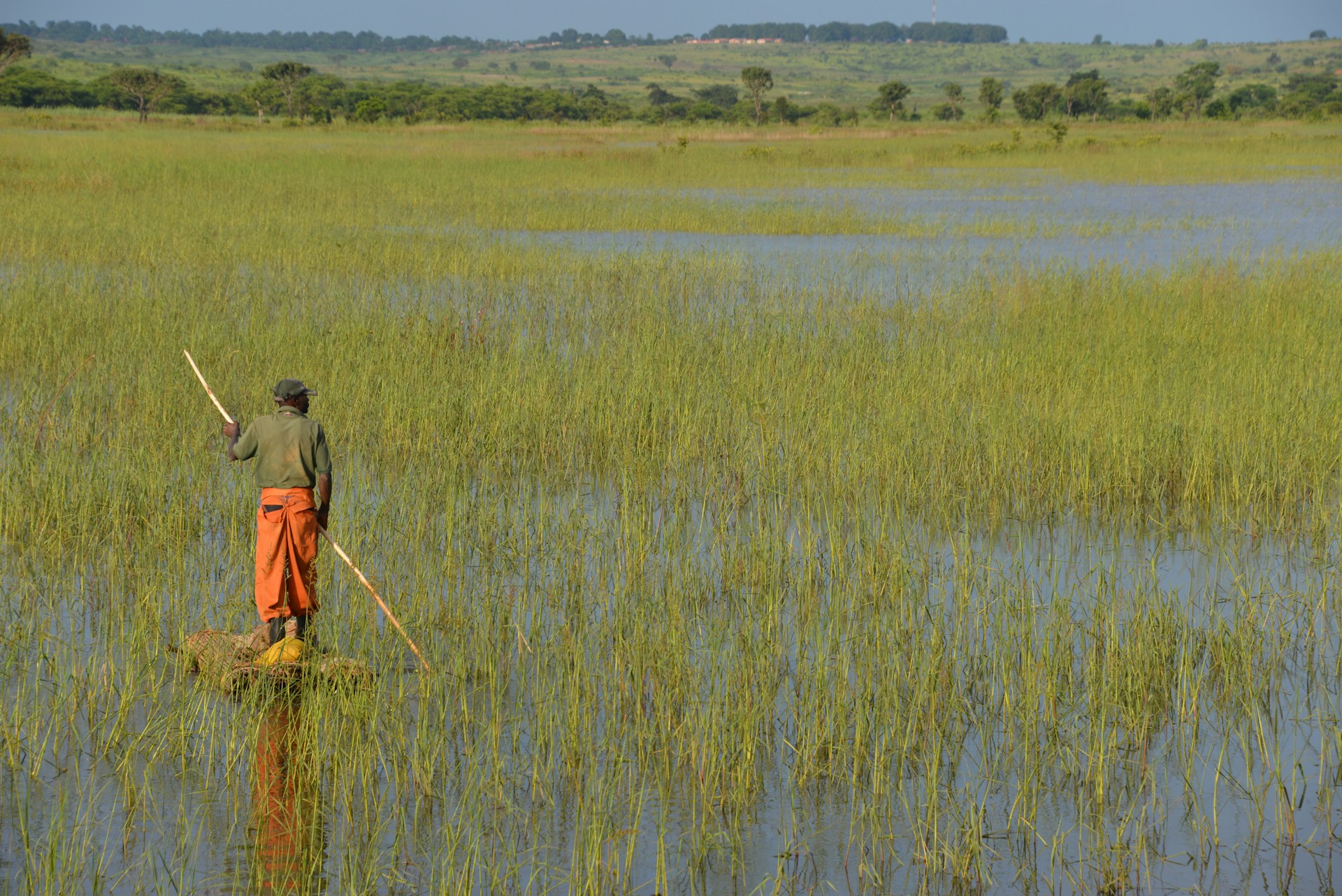 A farmer on the field in Lunda Norte Province, Angola. Photo by Yolande Conradie @ Unsplash