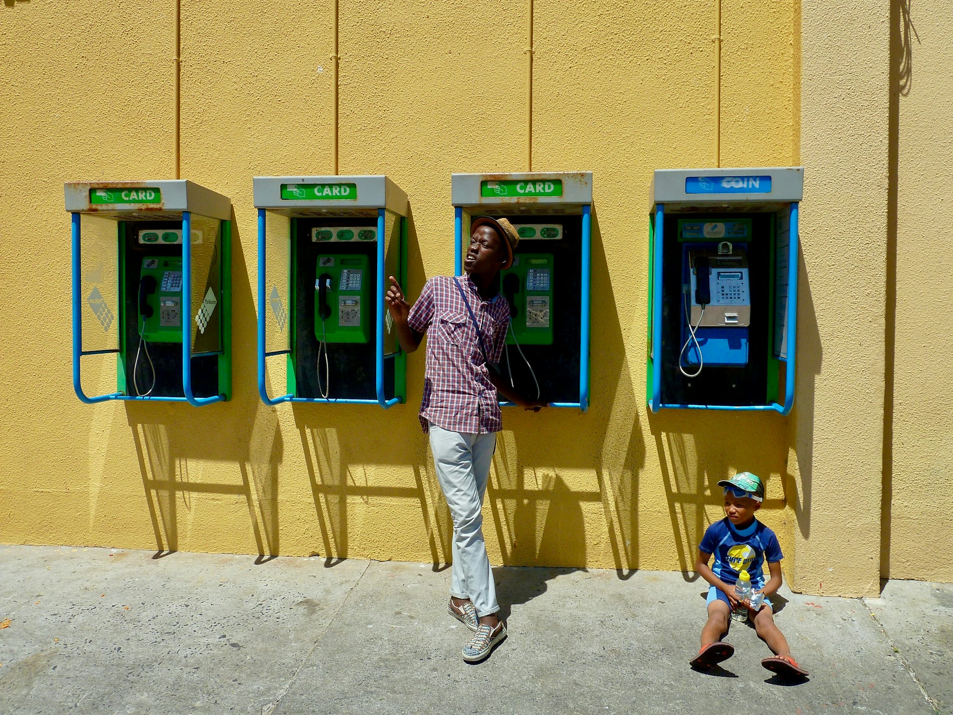 Public telephone centre. Photo by E. Diop @ Unsplash