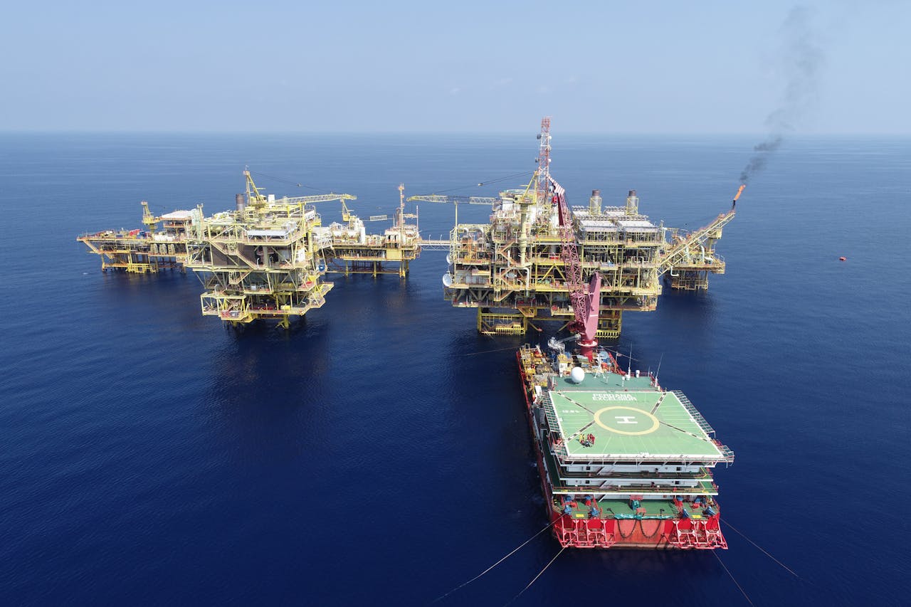 Aerial shot of multiple offshore oil platforms. Photo by Aron Razif @ Pexels