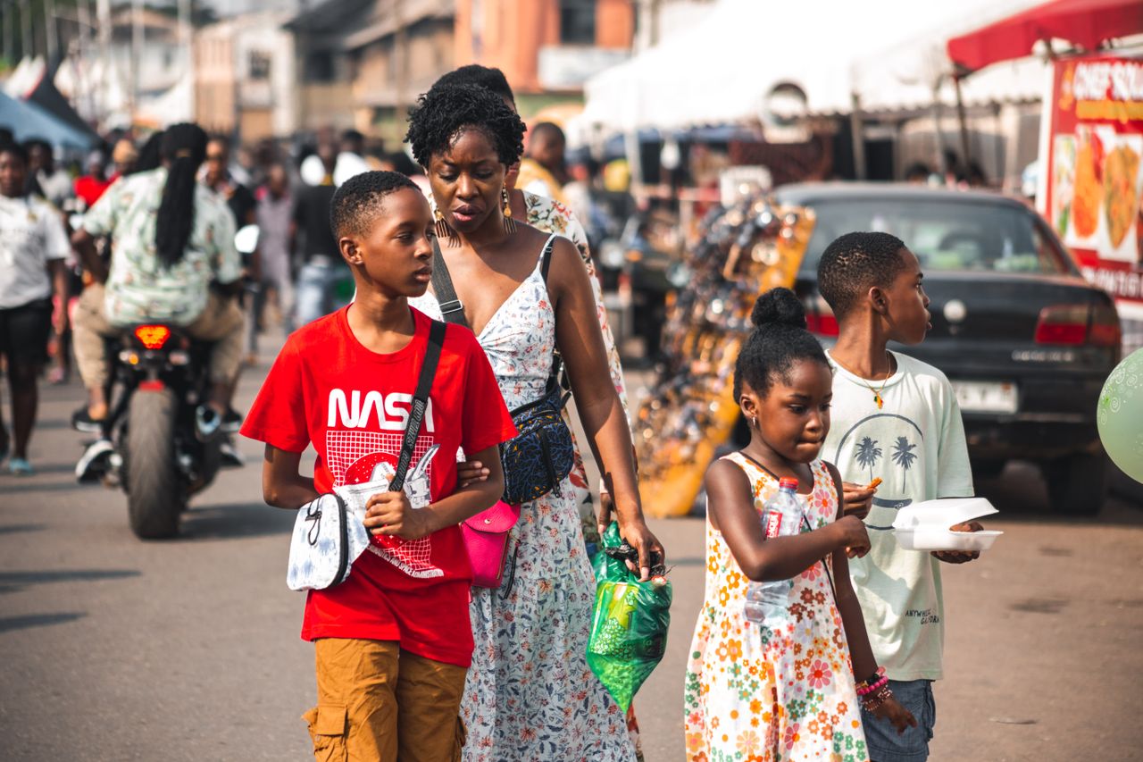 A family day out in a bustling street market in Accra, Ghana. Photo by Michael Quaynor @ Pexel