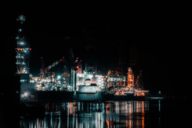 Oil rig. Photo by Saul Bandera Brotheridge @ Pexels