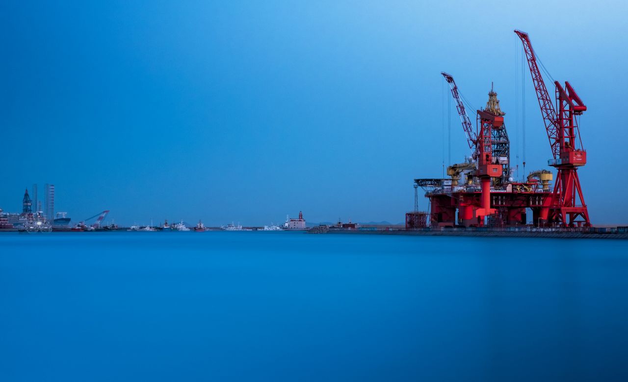 An offshore oil rig. Photo by Zhou Shen @ Pexels