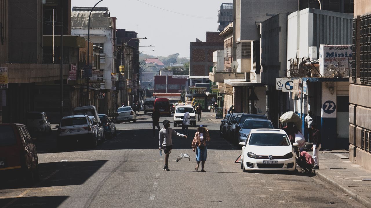 Street scene in Johannesburg, South Africa. Photo by Yiğit KARAALİOĞLU @ Pexels