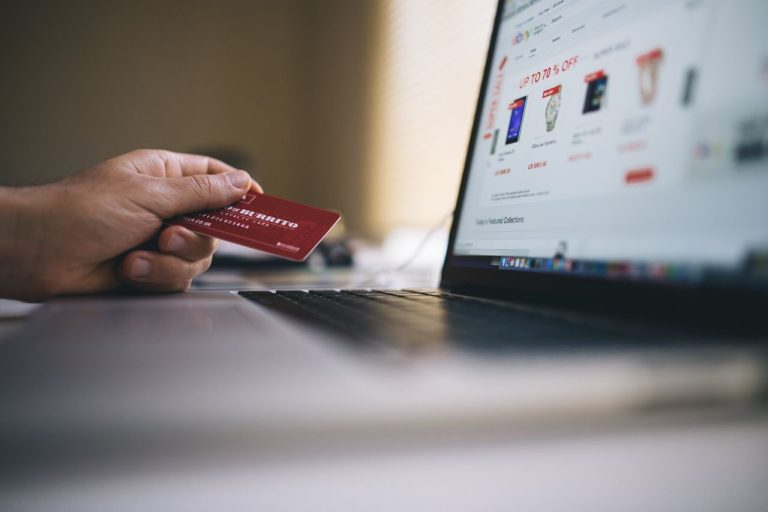 Online shopping has surged in Africa due to the rise of fintechs. Photo by Negative Space @ Pexels